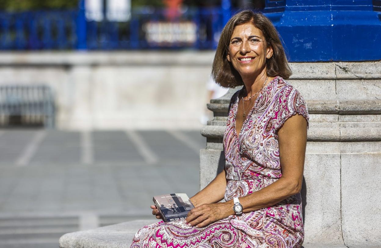 María Luisa García-Franco, con su libro 'Mejor no contarlo' en la mano, en la plaza de Pombo.