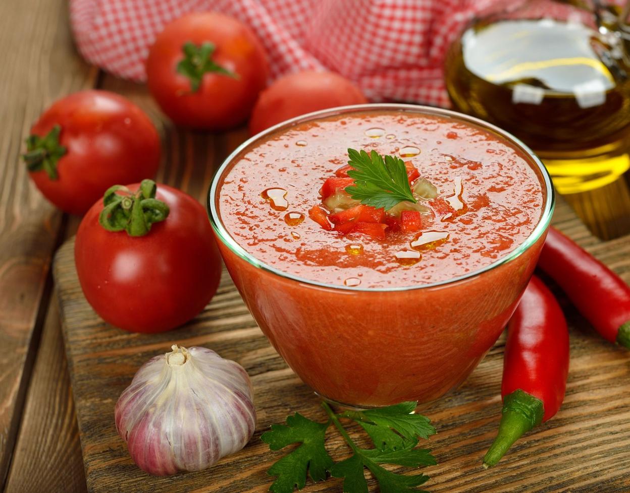 Gazpacho, una sopa que admite ingredientes complementarios.