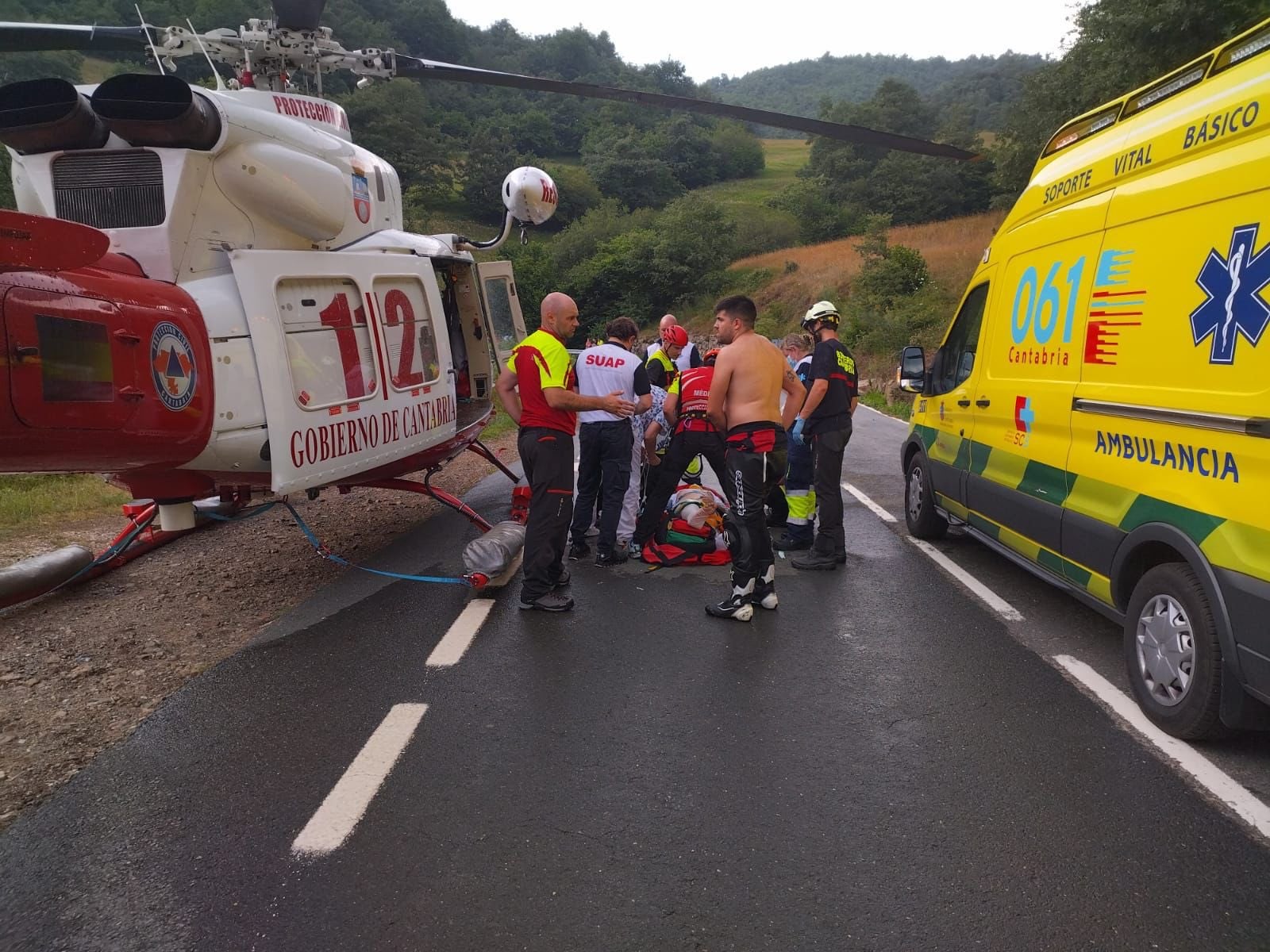 Los equipos de emergencia atienden al herido.