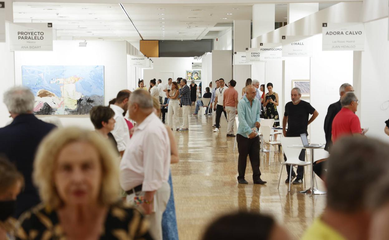 La feria vivió sus primeras horas con optimismo y buena aceptación del espacio, el Salón Bahía, readaptado para acoger la cita con el arte.