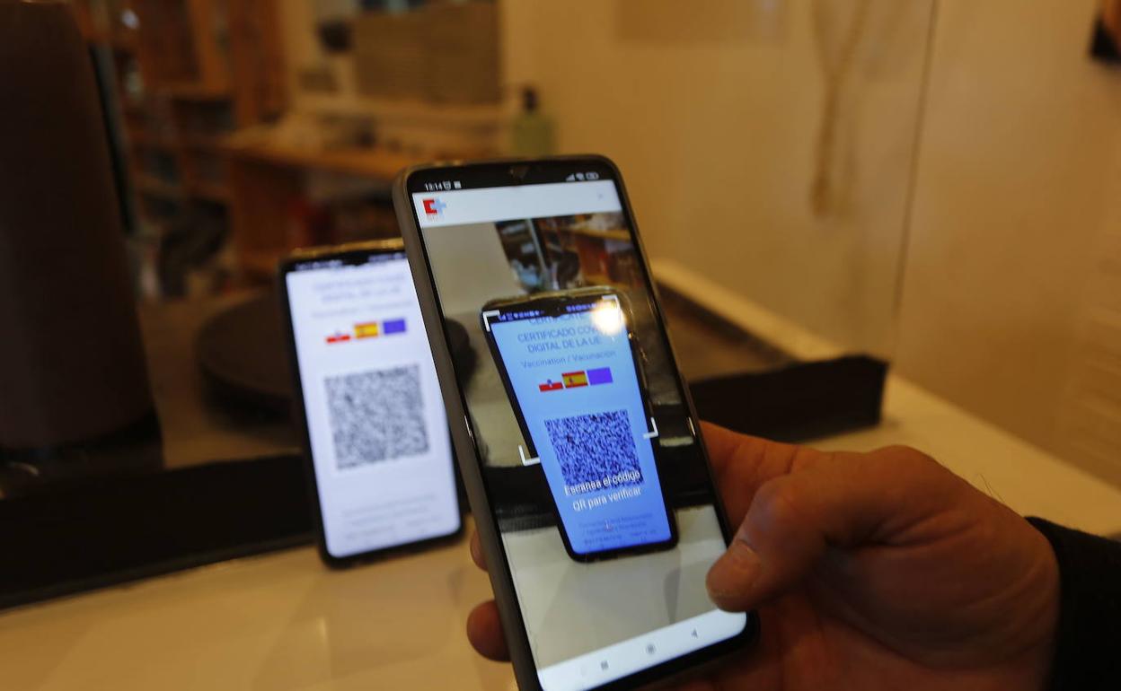 Más de 15.000 cántabros actualizaron su pasaporte covid con vistas a las vacaciones