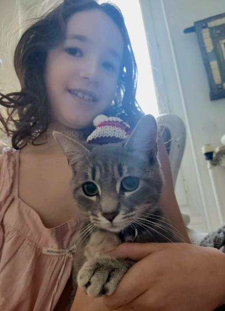 Imagen - La pequeña Theodora con Chica, su gata.