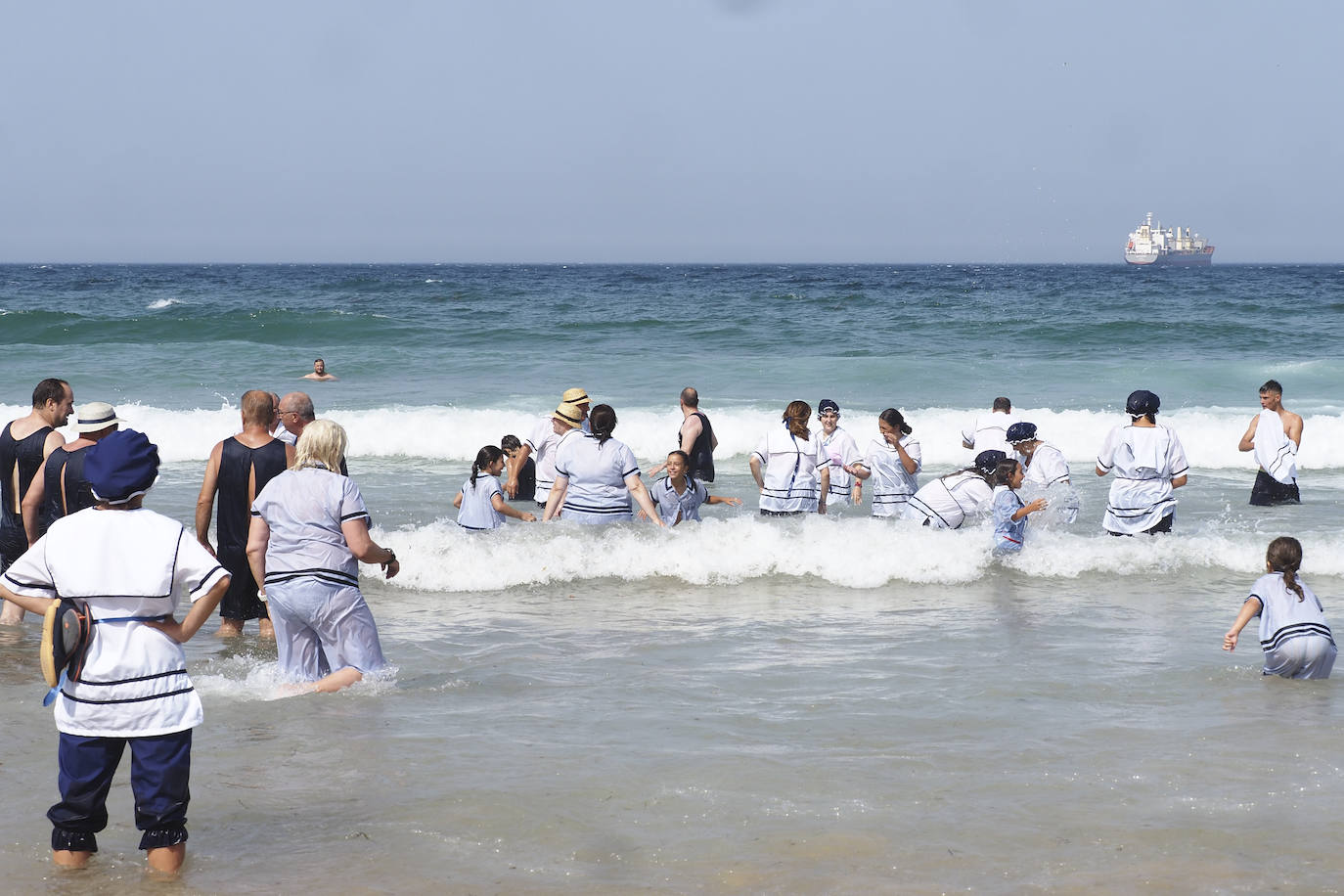 Las peñas se han unido a las actividades de los Baños de Ola con un chapuzón en la Primera de El Sardinero. 