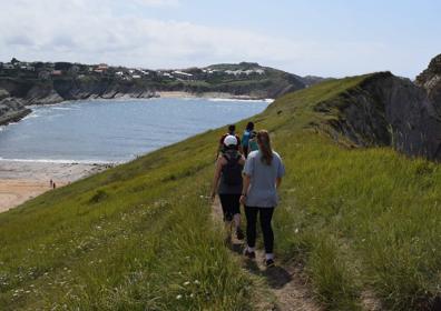 Imagen secundaria 1 - Rutas de senderismo guiadas por la Costa Quebrada: desde Cerrias, hasta la Arnía, pasando por Portio