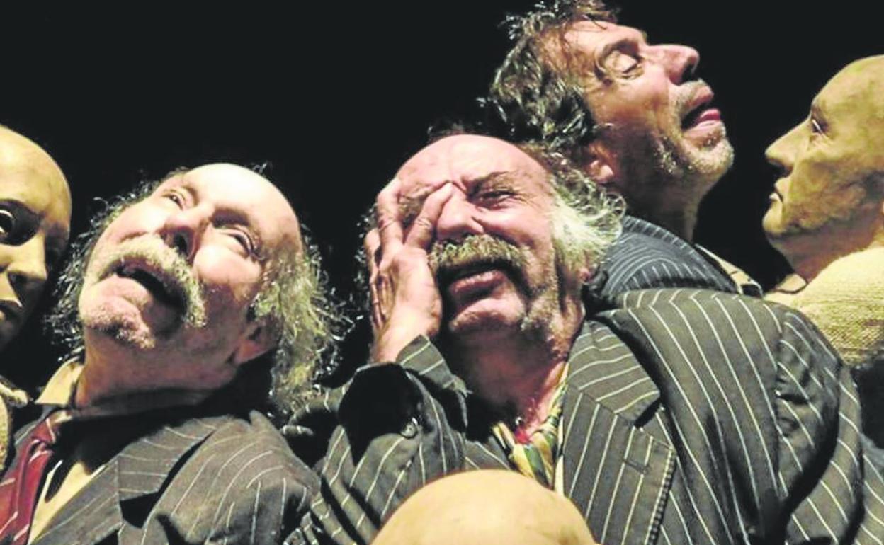 La compañía, Premio Nacional de Teatro, regresa a Santander con 'La batalla de los ausentes', una metáfora de la vida como combate. 