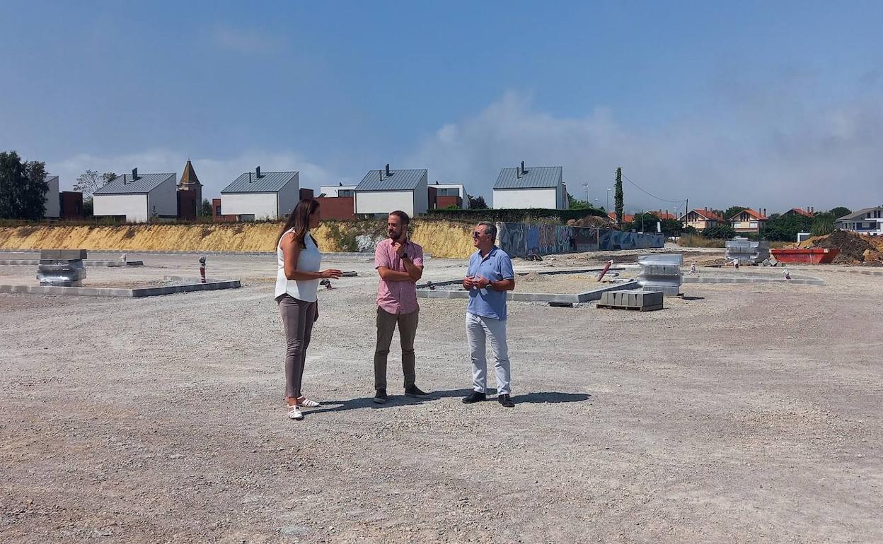 El alcalde, Alberto García Onandía, junto a varios concejales, visitó el terreno donde se levantará el tercer polideportivo del municipio. 