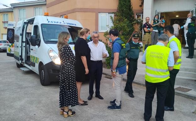 Varias personas, tras el incendio de la residencia. 