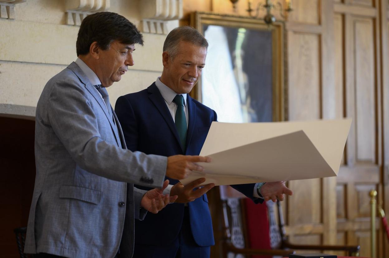 Ander Gil recoge, ayer, de manos del rector, Carlos Andradas, la distinción de la UIMP.