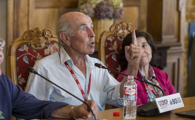 Manolo Ballesteros, hermano del fallecido jugador, en su intervención en la UIMP.