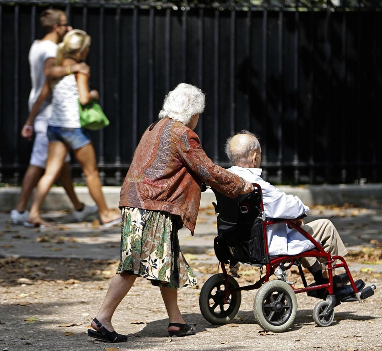 Una pareja de mayores pasea por la calle, en una imagen de archivo.