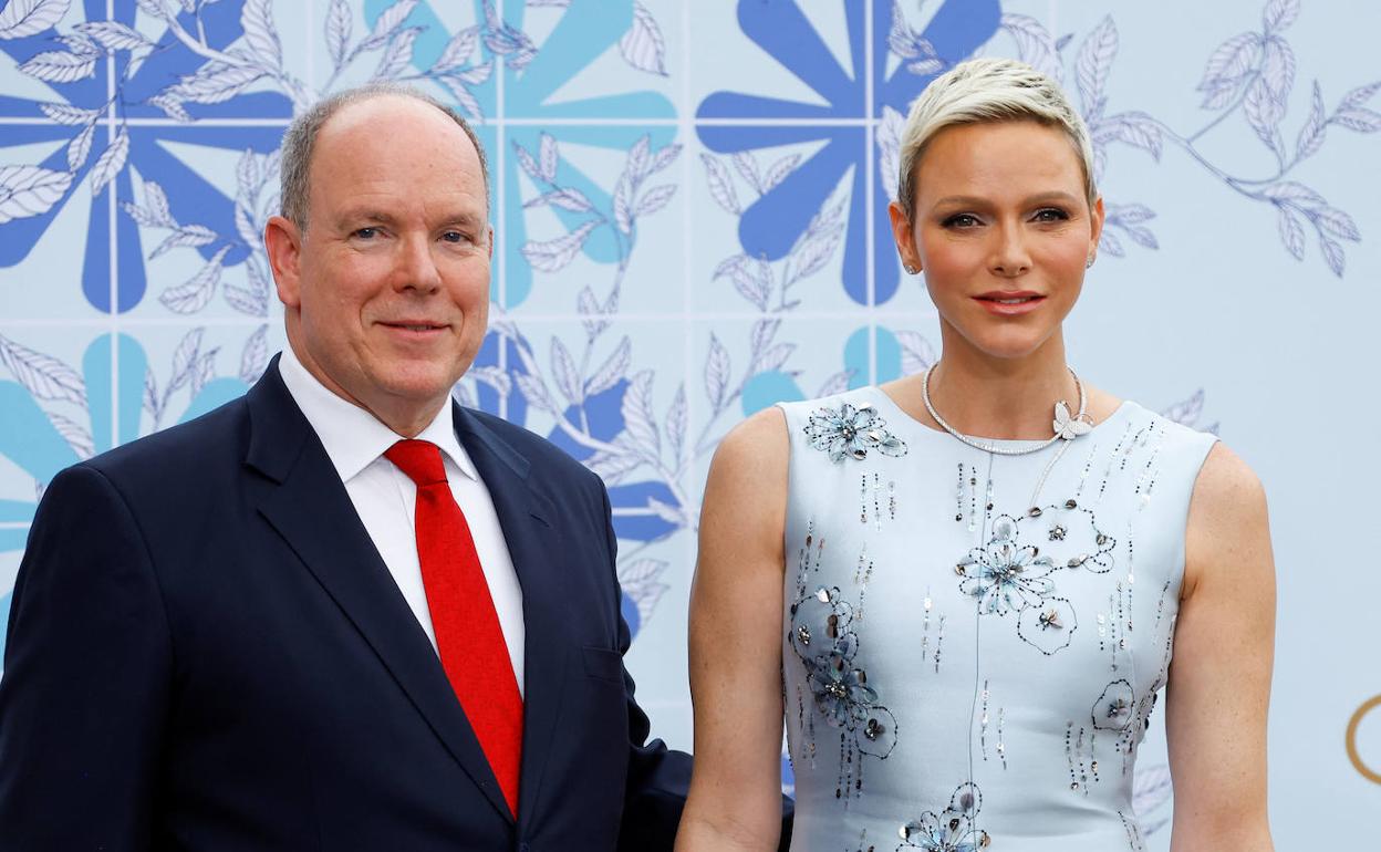 Alberto de Mónaco y su esposa, Charlene, en la tradicional gala de la Cruz Roja.