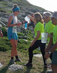 Imagen secundaria 2 - Los voluntarios y colaboradores de la prueba tuvieron que hidratar y atender a los cientos de participantes asfixiados por el calor. Abajo, el podio masculino del maratón, con el vencedor Borja Fernández, en el centro.