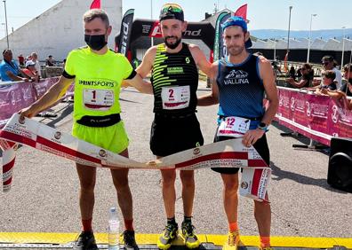 Imagen secundaria 1 - Los voluntarios y colaboradores de la prueba tuvieron que hidratar y atender a los cientos de participantes asfixiados por el calor. Abajo, el podio masculino del maratón, con el vencedor Borja Fernández, en el centro.