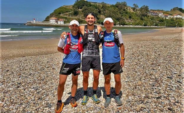 Pedro, Álvaro y Javi (de izquierda a derecha) en la playa de Santa Marina, Ribadesella, momentos antes de iniciar su aventura rumbo al techo de Asturias. 