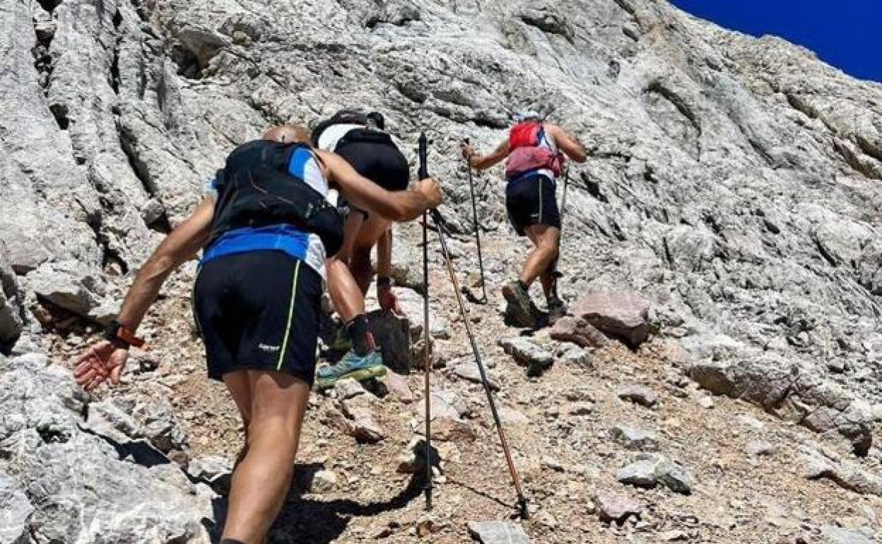 Momento en el que Javi Cuadriello, Álvaro Caro y Pedro Montes comenzaban la ascensión al Torrecerredo, tras 20 horas de caminata desde la playa de Ribadesella. 