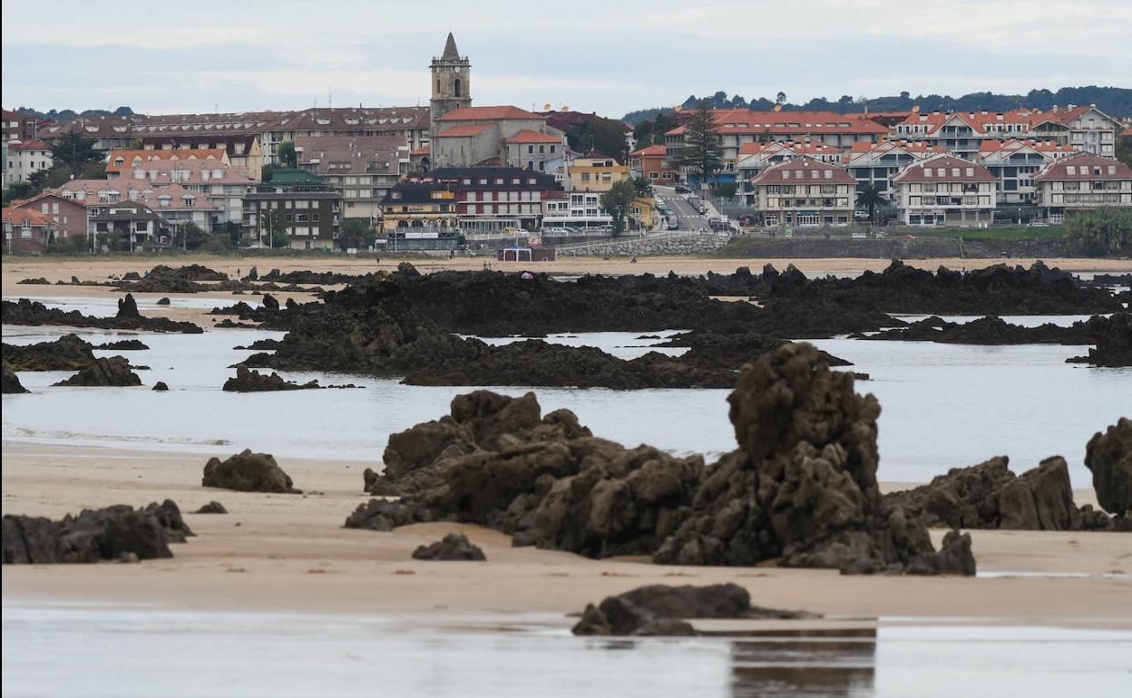 Vista de Noja desde la playa de Trengandín.