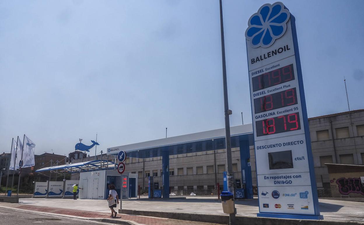 La gasolinera de Ballenoil, junto al IES Cantabria, esta mañana