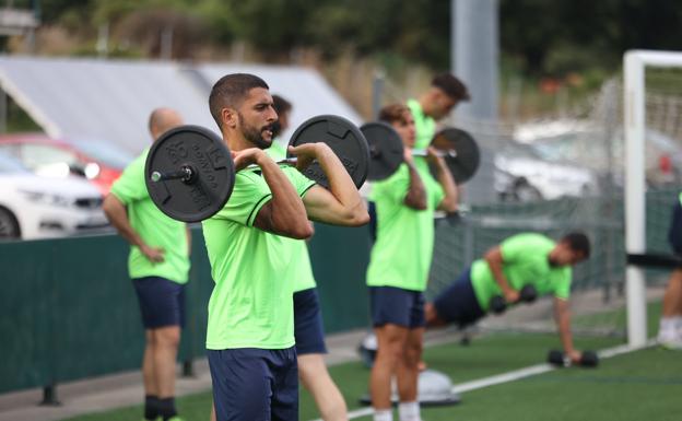 Imagen principal - Varios momentos del primer entrenamiento.