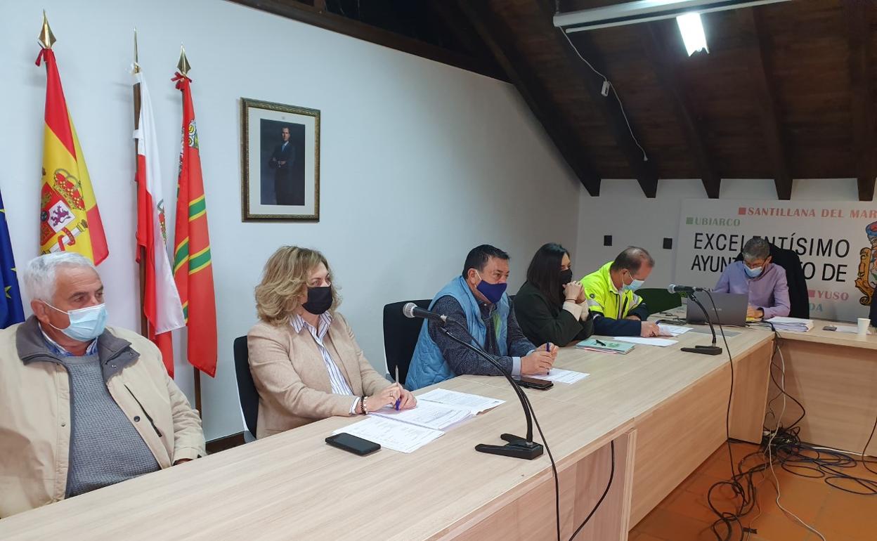 Rafael Oceja, en el centro de la imagen, durante una sesión plenaria. 