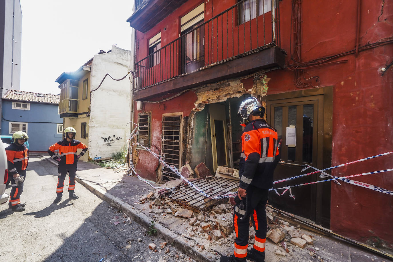 Un inmueble de la travesía San Matías que el Ayuntamiento de Santander desalojó hace apenas tres meses, el 9 de mayo, por el mal estado de uno de los muros se ha derrumbado este jueves. Hasta el lugar han acudido los Bomberos de Santander.