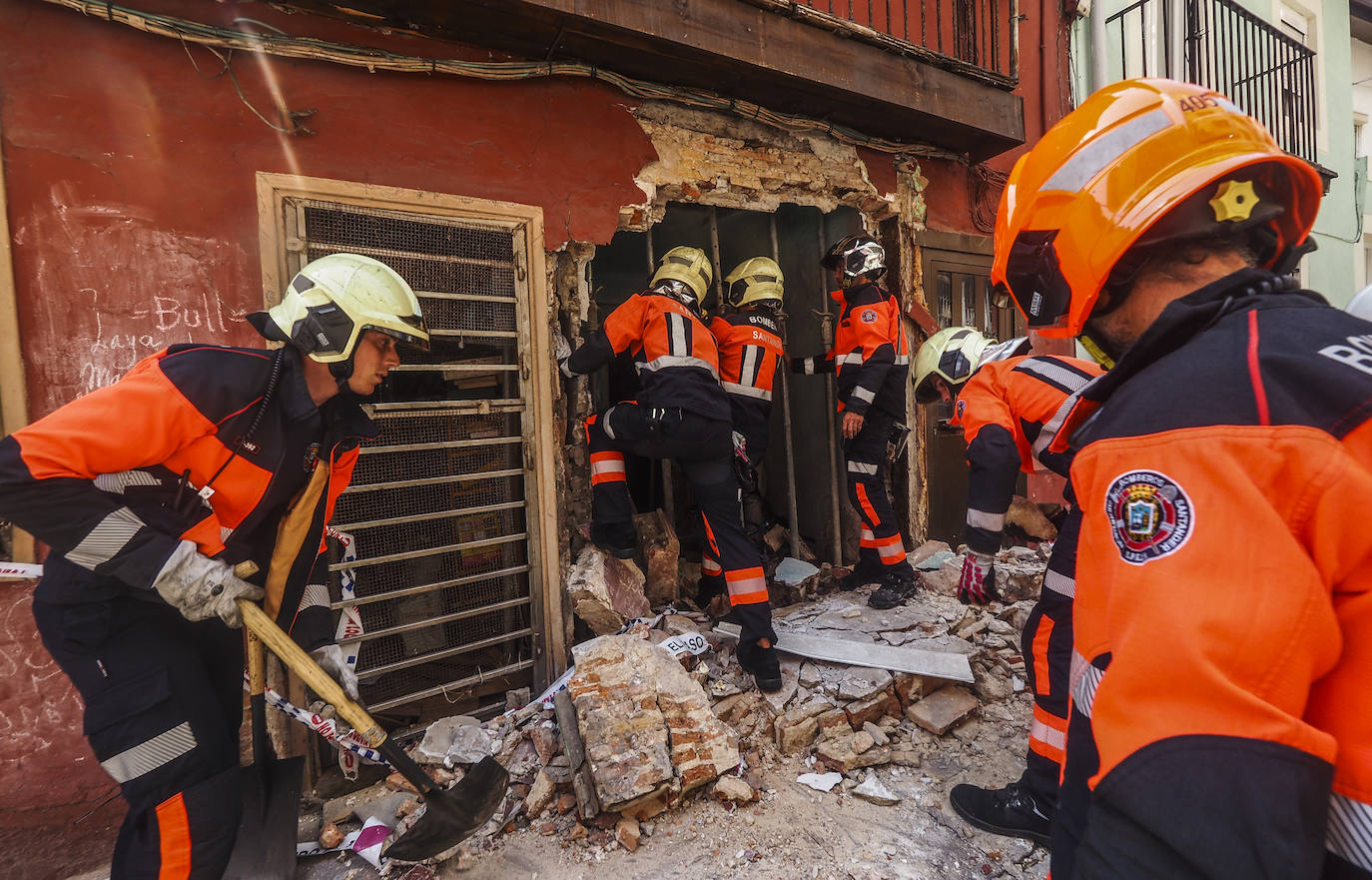 Un inmueble de la travesía San Matías que el Ayuntamiento de Santander desalojó hace apenas tres meses, el 9 de mayo, por el mal estado de uno de los muros se ha derrumbado este jueves. Hasta el lugar han acudido los Bomberos de Santander.