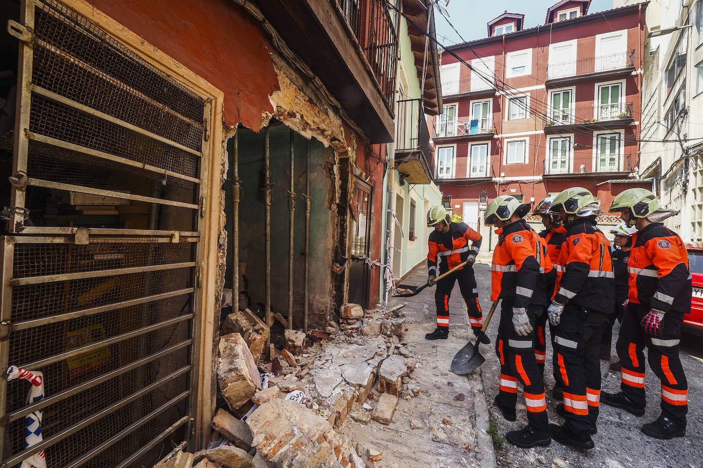 Un inmueble de la travesía San Matías que el Ayuntamiento de Santander desalojó hace apenas tres meses, el 9 de mayo, por el mal estado de uno de los muros se ha derrumbado este jueves. Hasta el lugar han acudido los Bomberos de Santander.