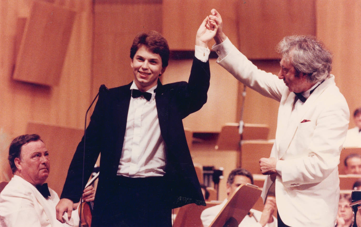 1992. Sergiu Comissiona, director de la Orquesta Sinfónica de RTVE, levanta el brazo de Eldar Nebolsin, ganador del XI Concurso Internacional de Piano de Santander Paloma O’Shea en el año 1992. 