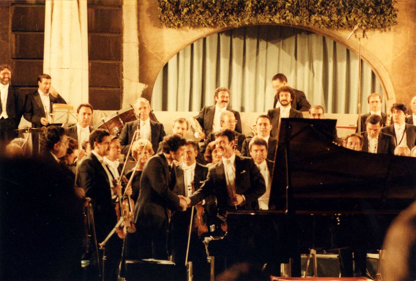 1984. El director Miguel Ángel Gómez Martínez felicita a Hugh Tinney tras la final celebrada en la Plaza Porticada.