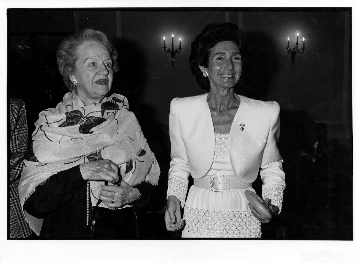 1987. Paloma O’Shea, tras recibir la Insignia de Honor de la Orquesta Nacional y Medalla de Oro de la Fundación Rubinstein de Israel, acompañada de Aniela Rubinstein.