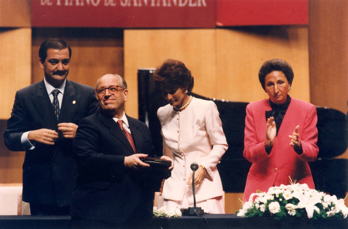 1995. Entrega de la Medalla de Honor de la Fundación Albéniz a Enrique Franco durante el Concurso de 1995.