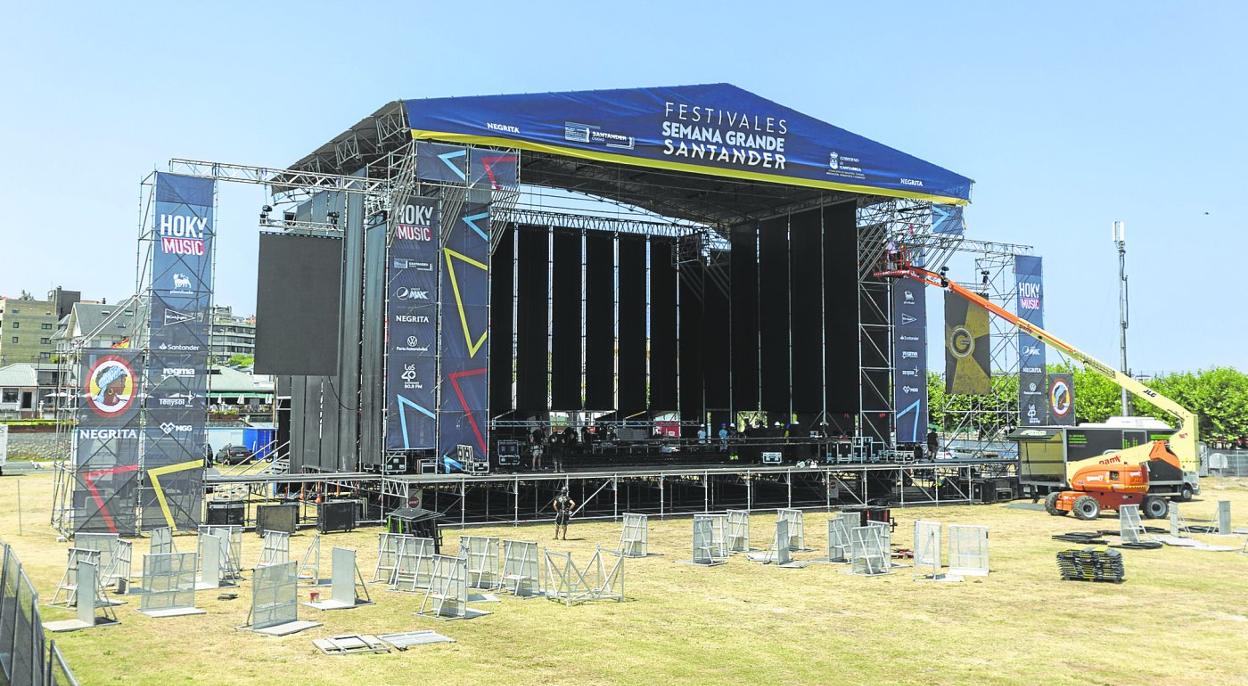 El escenario de la Campa de la Magdalena se prepara para los festivales Hoky Music y Magdalena en Vivo.