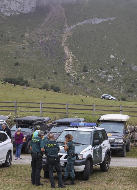 Imagen - Los agentes, frente al lugar donde se produjo el desprendimiento. P. Álvarez