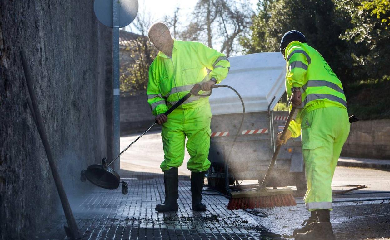 Trabajadores limpiando las aceras del Alto de Maliaño.