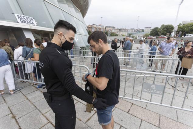 El público santanderino, entregado al rockero de Bilbao