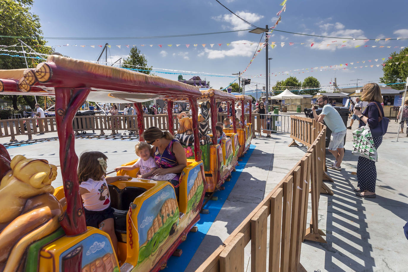 Fotos: Atracciones, mercado, palas y mucho más en las calles santanderinas