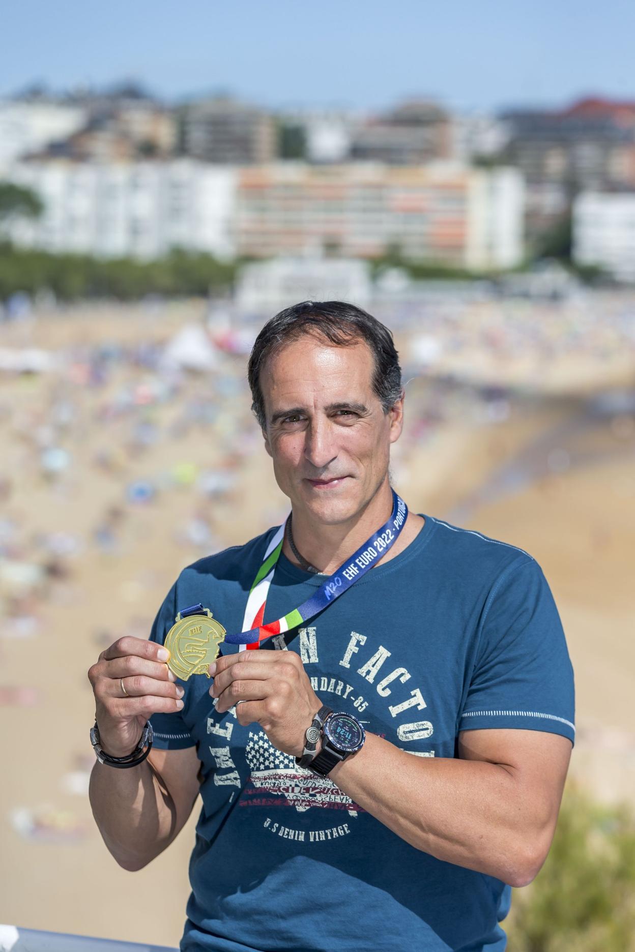 Rodrigo Reñones, seleccionador de los Hispanos Júnior, posa con el oro del Europeo. 