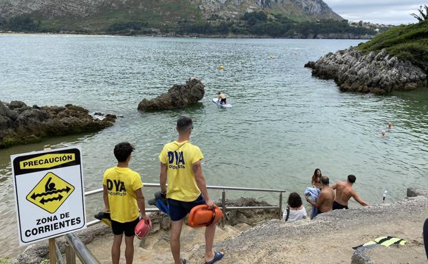 Socorristas de DYA Cantabria en los arenales de Castro Urdiales, una de las playas en las que ha crecido el número de intervenciones.