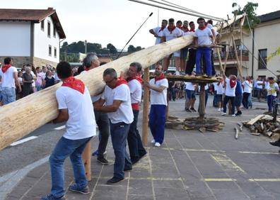 Imagen secundaria 1 - La Maya vuelve a presidir la plaza de Santiago en el pueblo de Silió