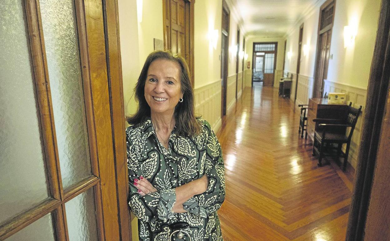 María Ángeles Osorio, en uno de los pasillos del Palacio de la Magdalena, durante los Cursos de Verano de la UIMP