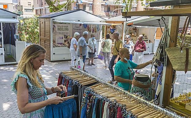 Imagen principal - Mercado marinero, carrusel y jóvenes en las 12 horas de Palas.