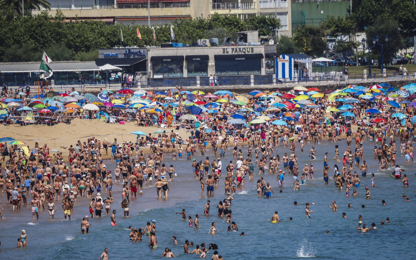 Fotos: Lleno hasta la bandera en las playas de Santander