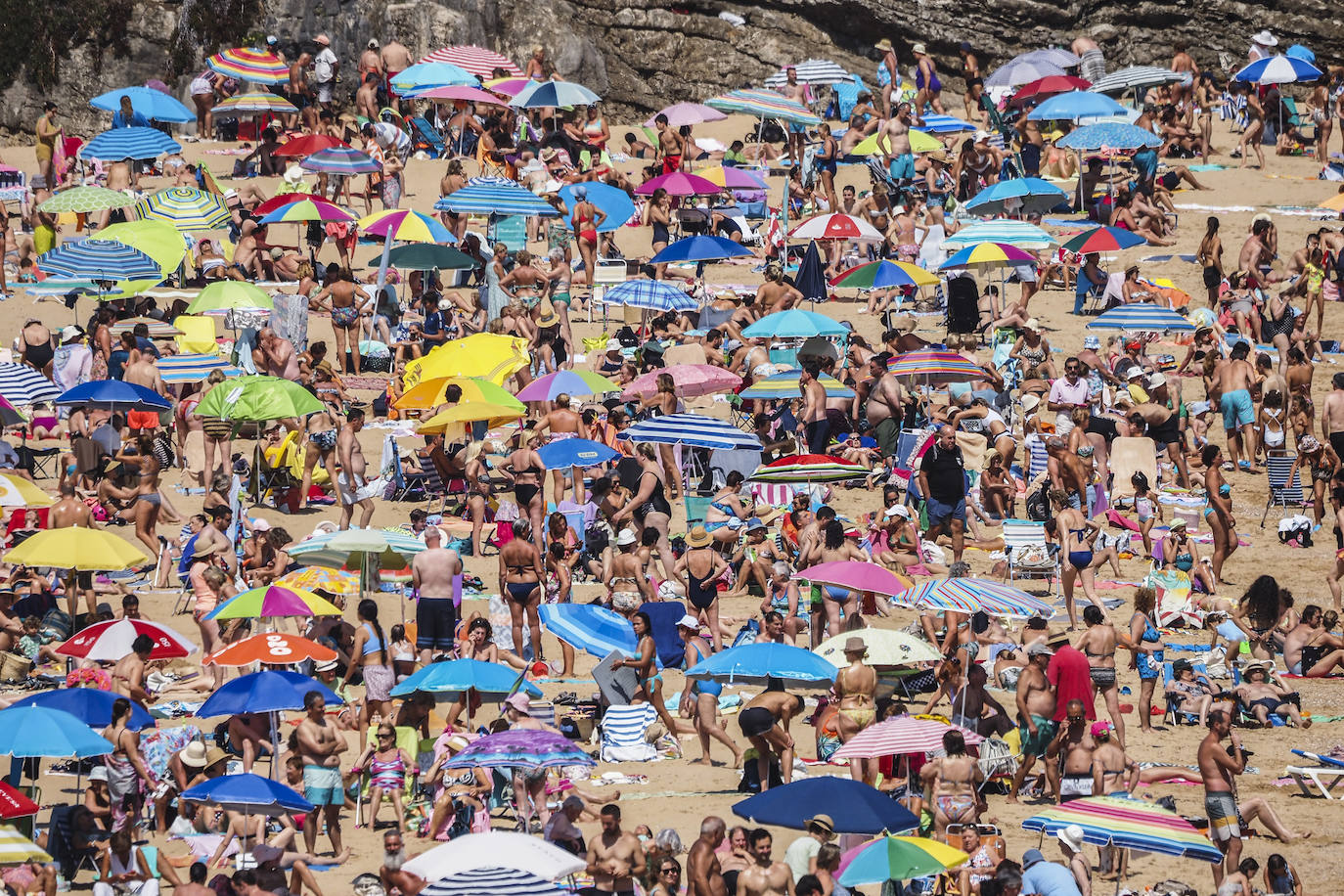 Fotos: Lleno hasta la bandera en las playas de Santander