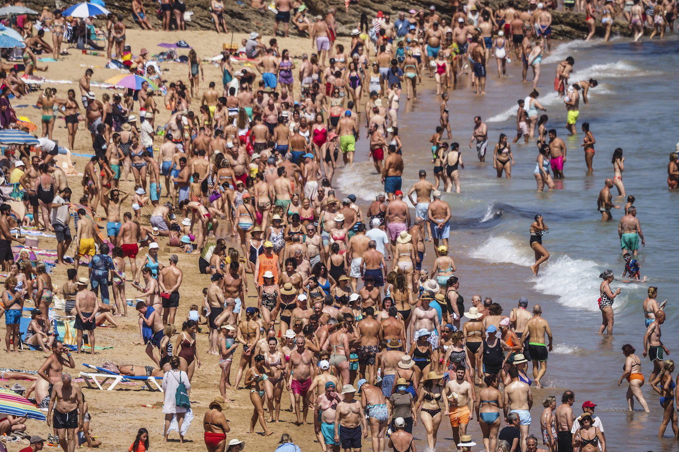 Fotos: Lleno hasta la bandera en las playas de Santander