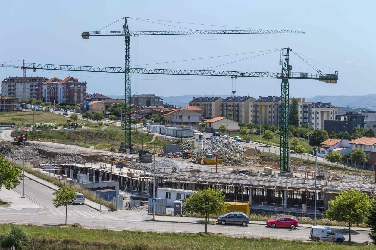 Valdenoja. En la zona de Cueto-Valdenoja avanza la construcción de dos edificios residenciales de tres plantas, que sumarán un total de 28 viviendas. 