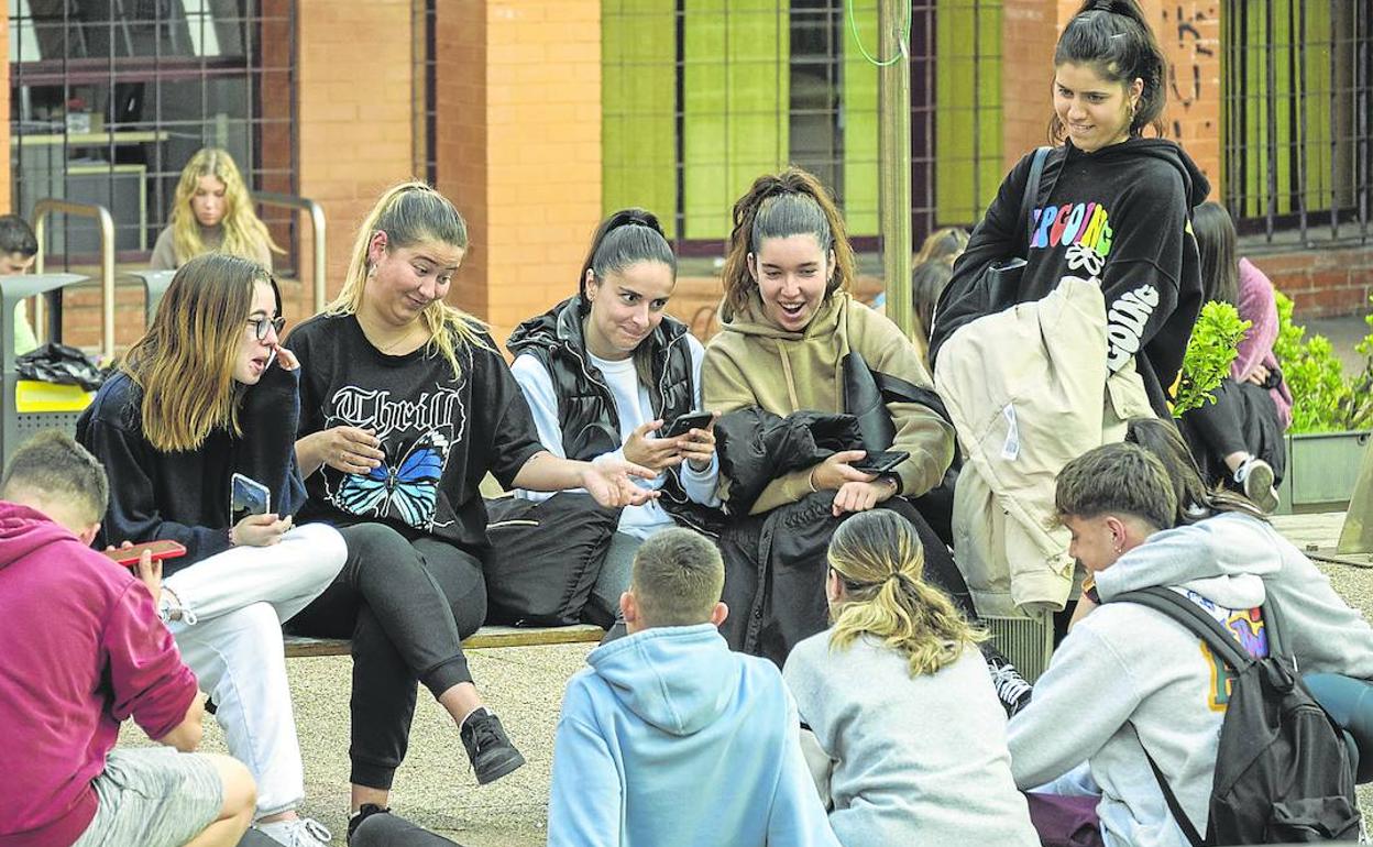 Alumnos de Magisterio conversan frente al edificio Interfacultativo, en el campus de Las Llamas. 