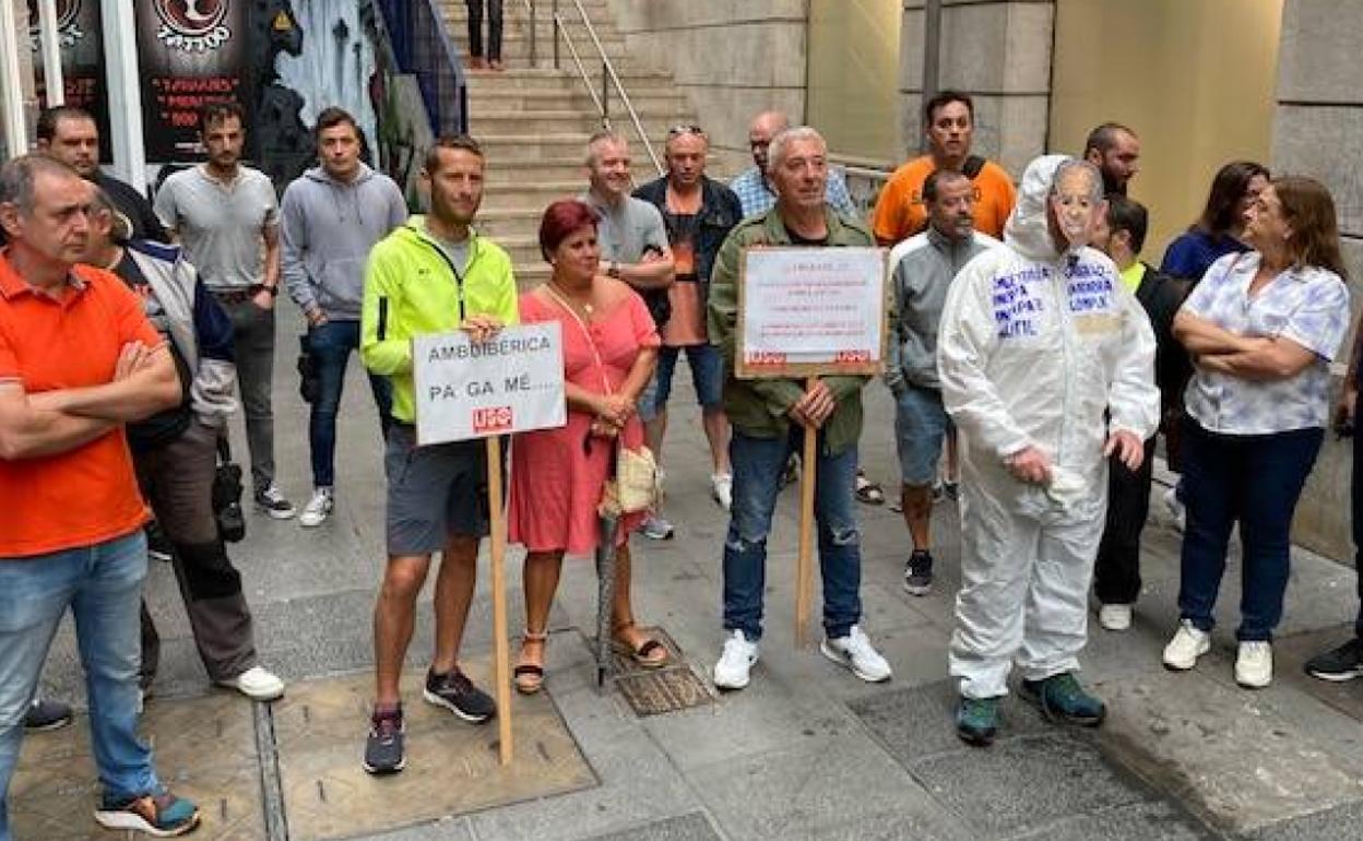 Trabajadores de Ambuibérica, este martes, protestan frente a la sede del Orecla. 