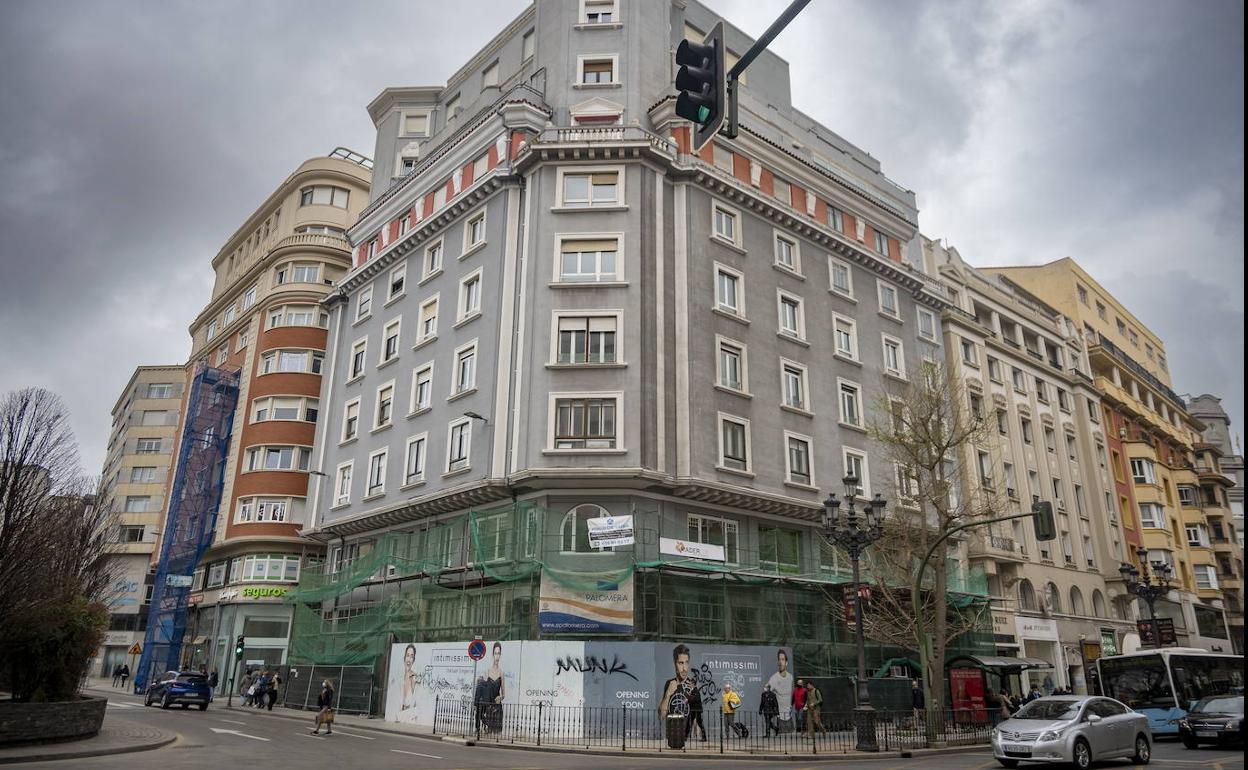 El edificio desalojado de Isabel II. Algunos propietarios fueron alojados por el Ayuntamiento en un hotel de cuatro estrellas. 