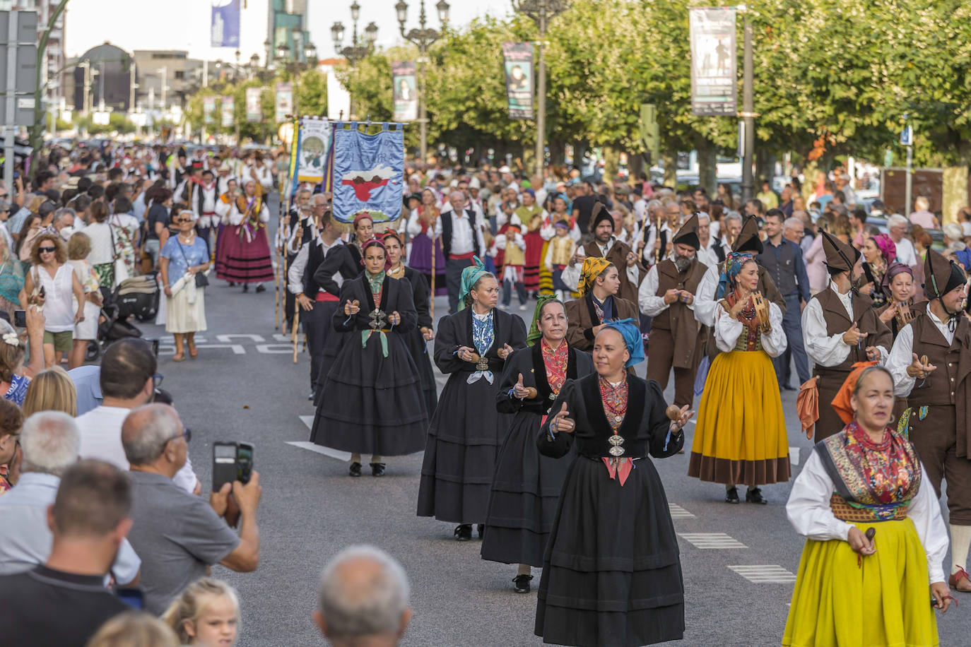 Fotos: El folclore regional toma las calles de Santander