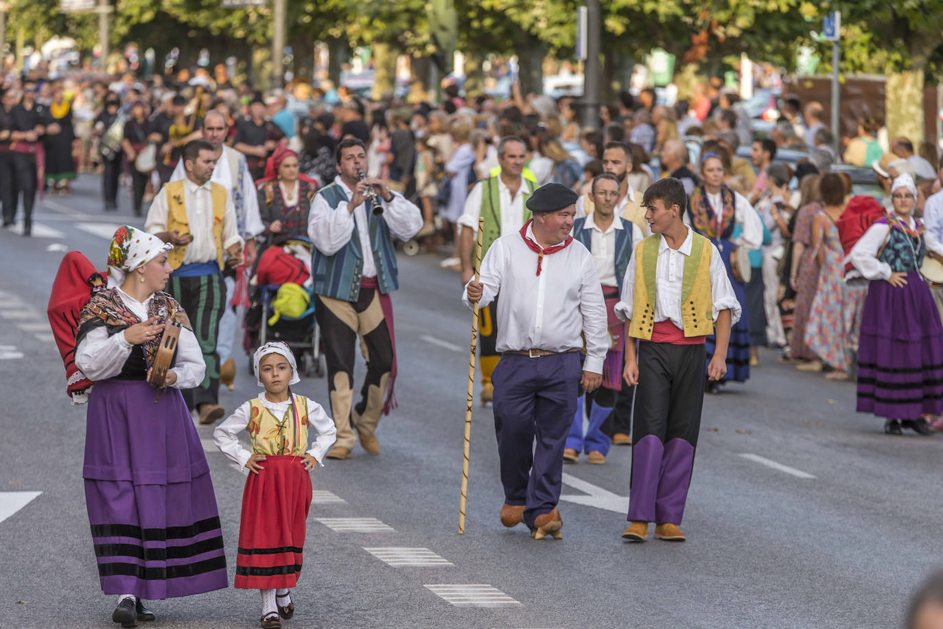 Fotos: El folclore regional toma las calles de Santander