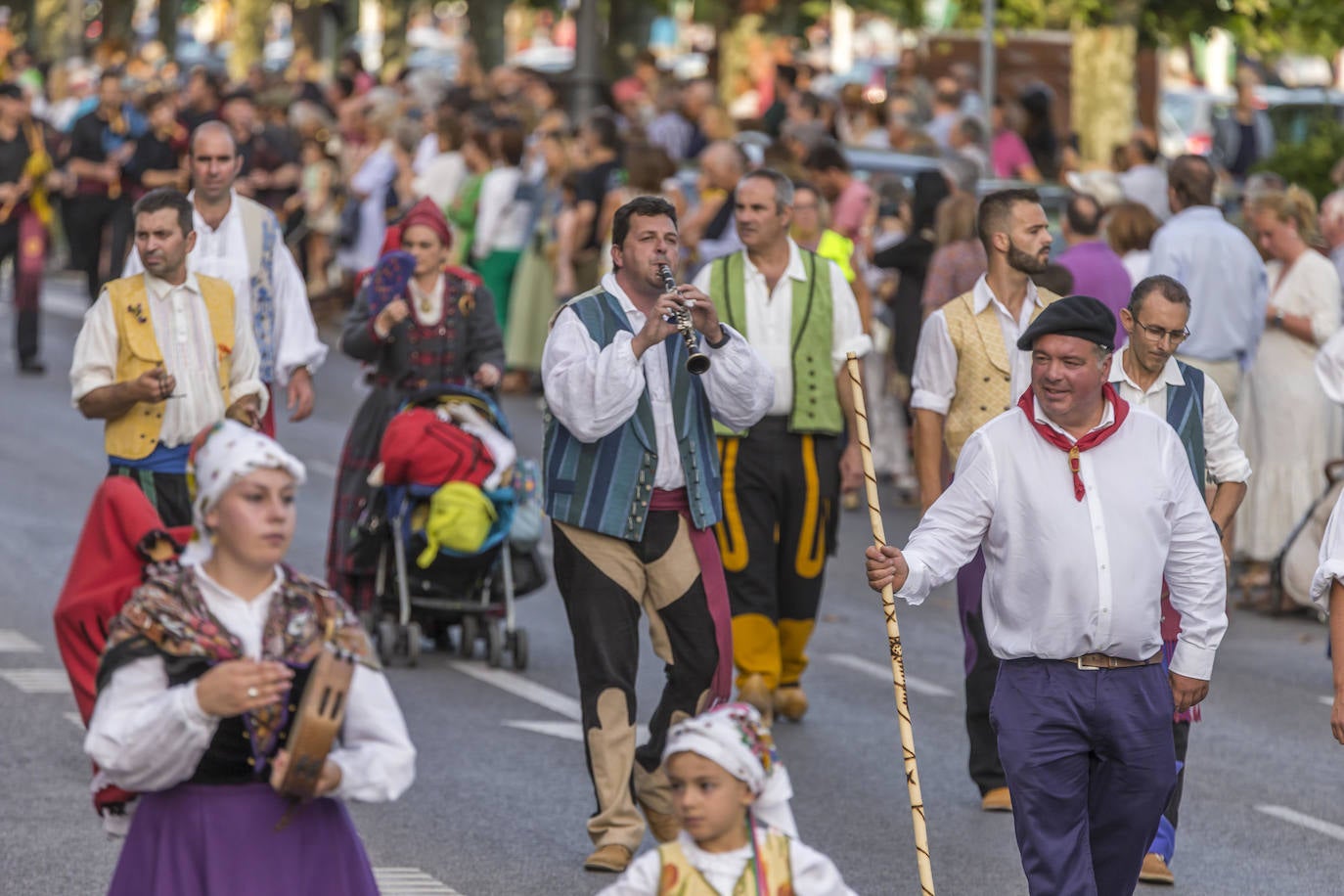 Fotos: El folclore regional toma las calles de Santander